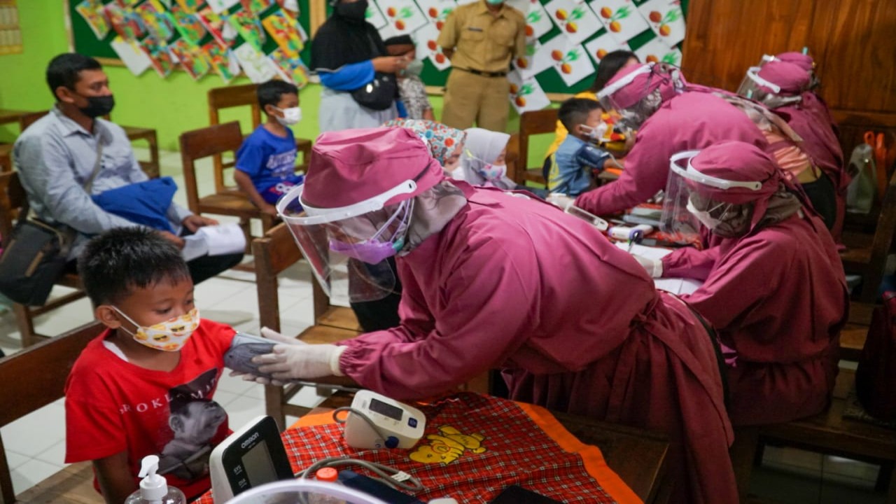 Vaksinasi anak di Blitar.