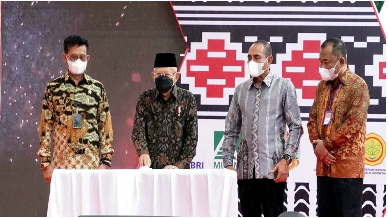 Wapres KH Ma'ruf Amin (kedua kiri) membuka secara resmi pameran rempah bertajuk ISBFE 2021 di Parapat, Sumut. (Foto: Setwapres)