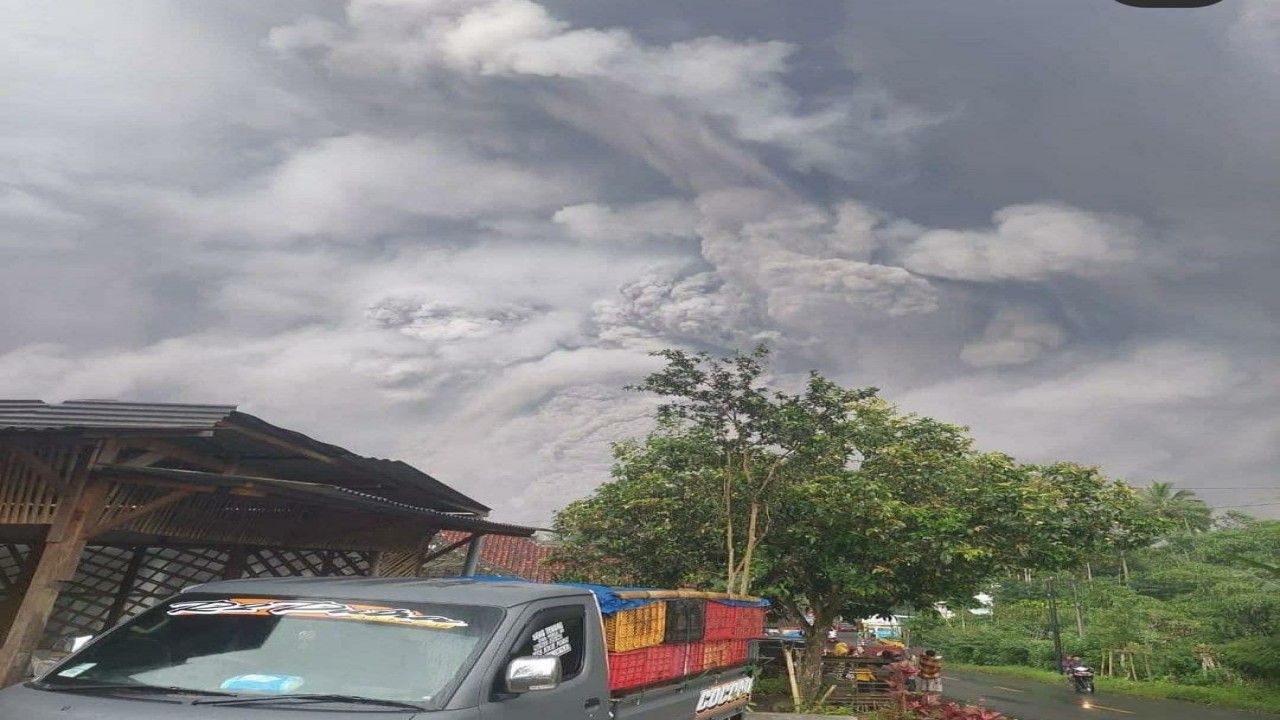 Warga panik berlarian menghindari gumpalan awan akibat erupsi Gunung Semeru/ist