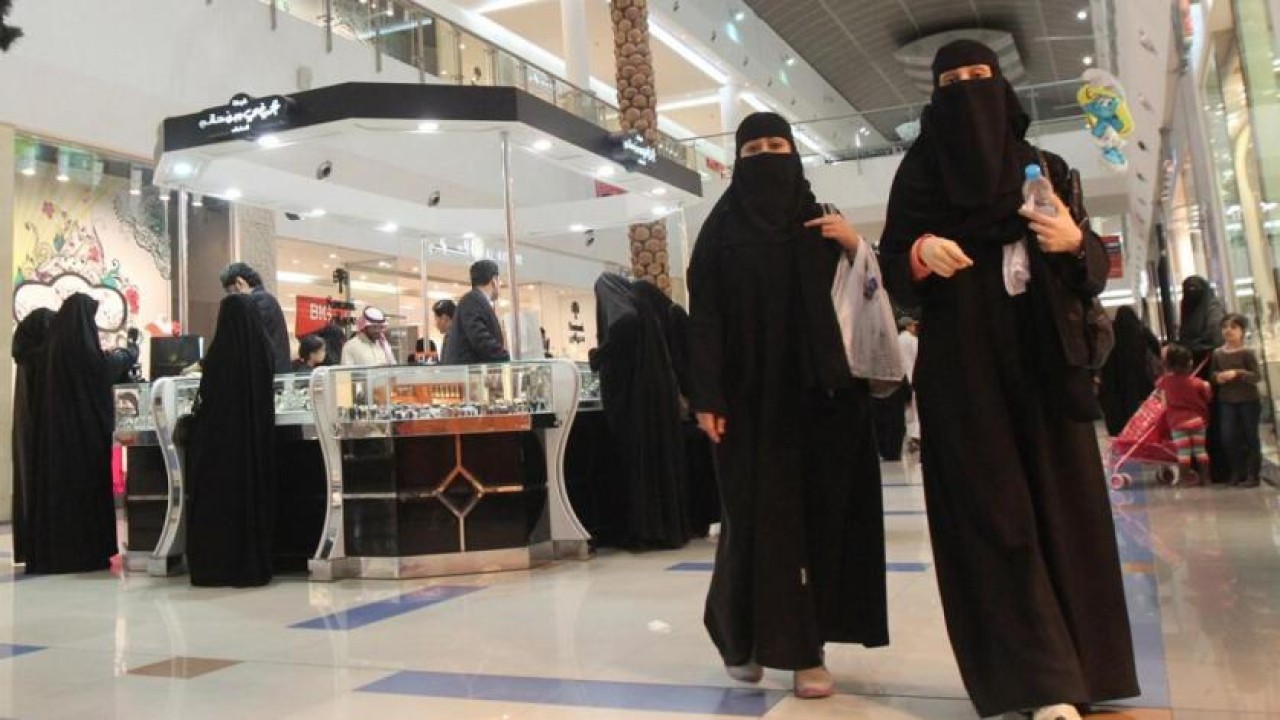 Warga Arab Saudi bisa kena denda jika tidak mengenakan masker di tempat umum. (Istimewa)
