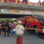 Atap dan separuh badan bus Sipirok Nauli rontok dan hancur akibat menabrak jembatan fly over di Padang Panjang, Sumbar-1643527359