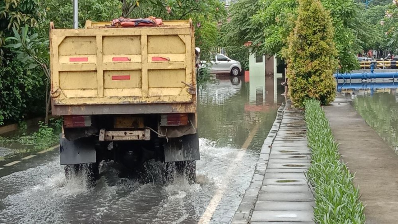 Banjir di sekitar Jalan Cempaka Putih. (Adiantoro/NTV)