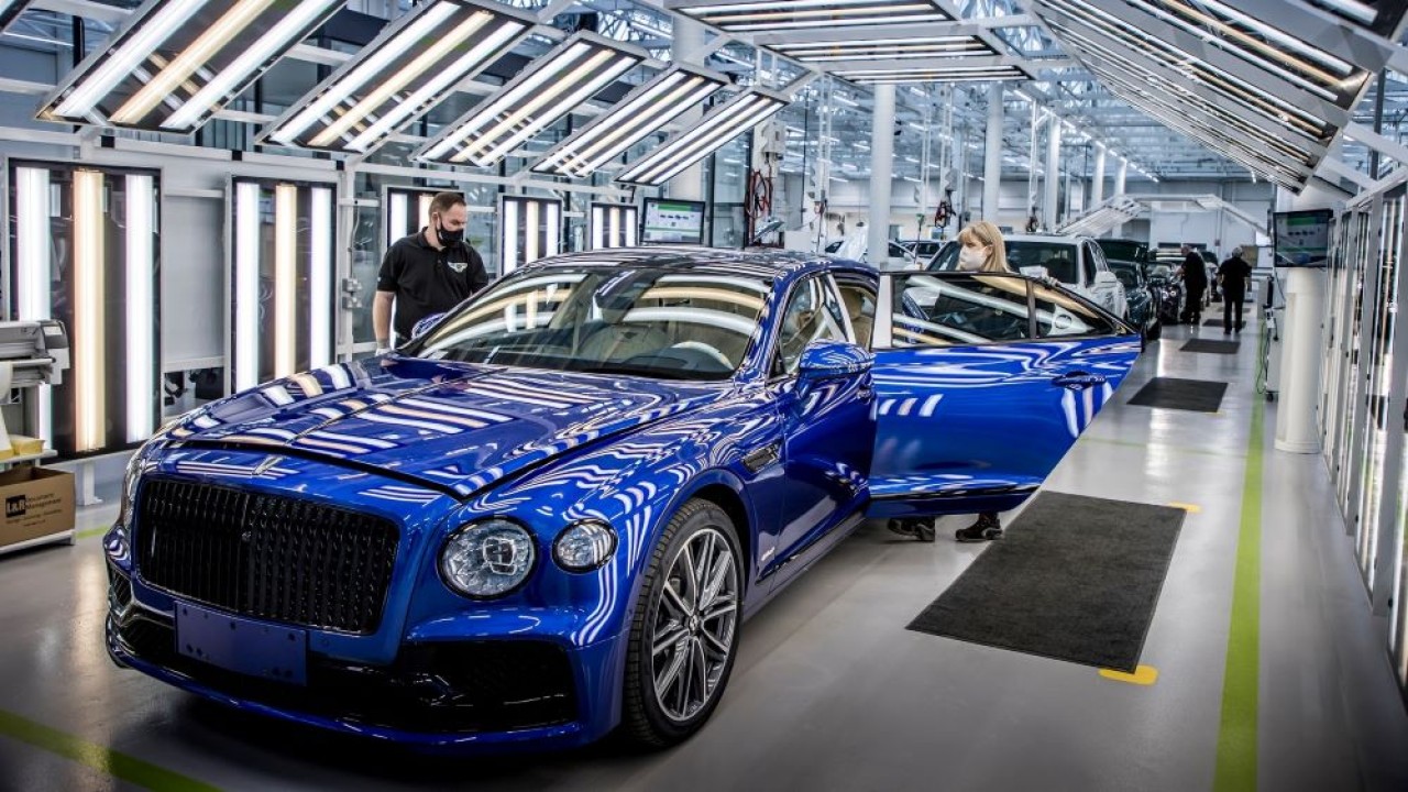 Bentley akan pemperkenalkan lima kendaraan listrik dalam lima tahun mulai 2025. (Carscoops)