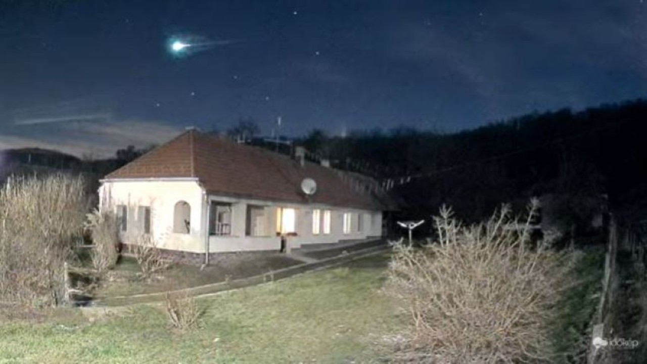 Bola api hijau melintasi langit malam di Hongaria. (Tangkapan layar via UPI)