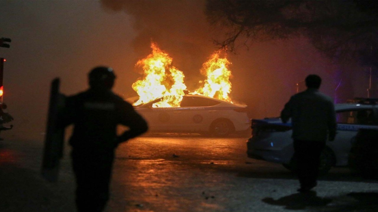 Demonstran membakar kendaraan yang diduga mobil polisi dalam kerusuhan di Kazakhstan/ist