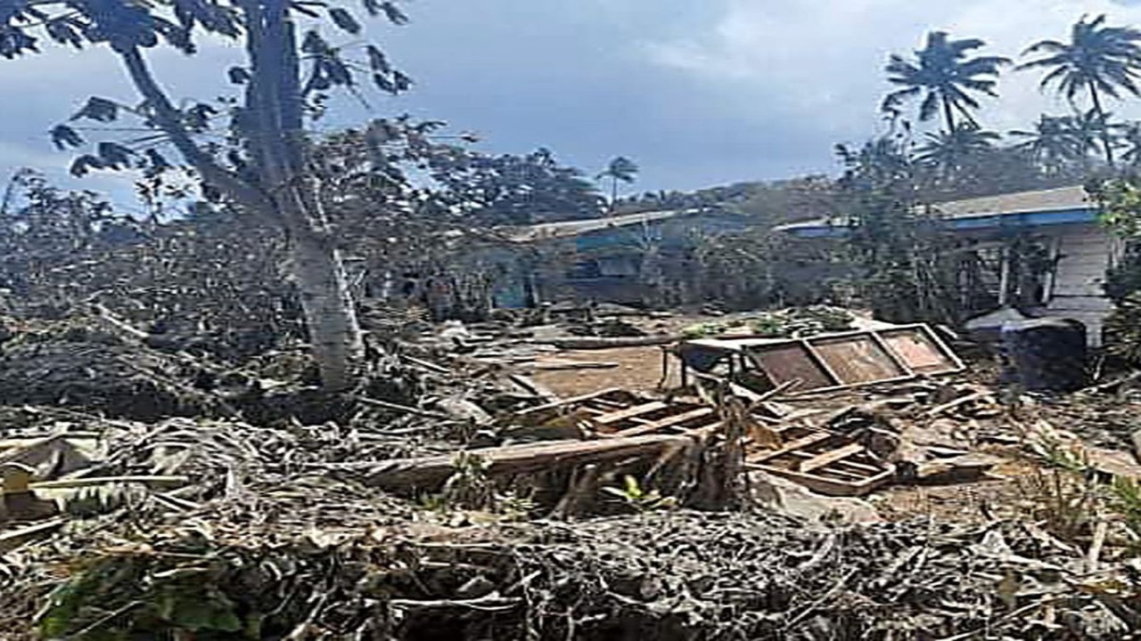 Gundukan sampah dan kendaraan yang terbawa gelombang tsunami di Tonga/ist