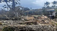 Gundukan sampah dan kendaraan yang terbawa gelombang tsunami di Tonga-1642760581