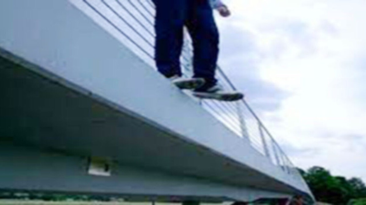 Ilustrasi aksi bunuh diri dengan cara loncat dari flyover/ist