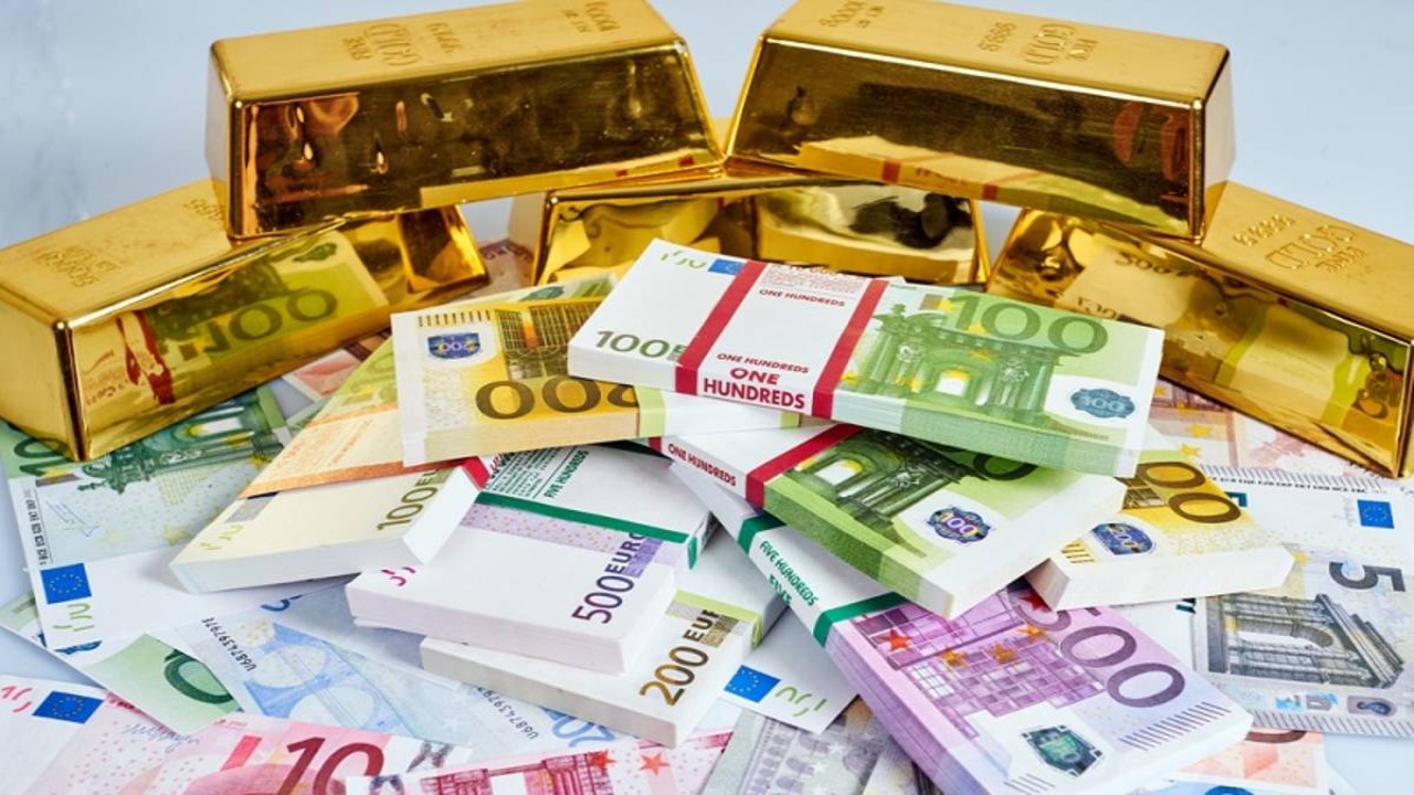 Ilustrasi harta kekayaan berupa uang dan emas batangan/ist