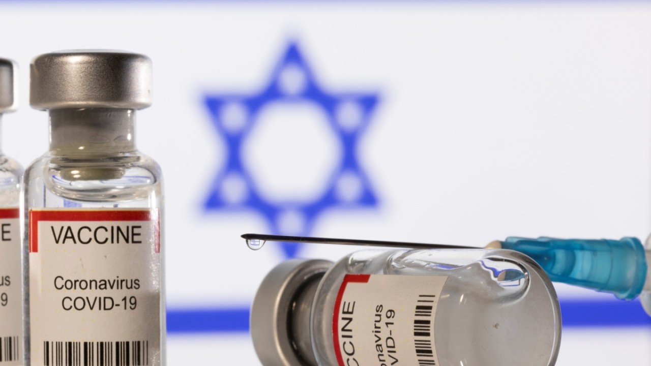 Sekitar 60 persen dari 9,4 juta penduduk Israel telah mendapat dosis penuh vaksin Covid-19. (Dado Ruvic via Al Jazeera)