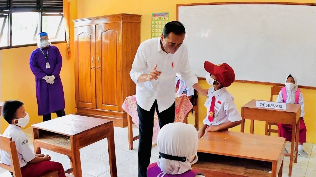 Jokowi tampak berbincang dengan salalh satu siswa peserta vaksinasi anak di SDN 3 Nglinduk Grobogan/ist
