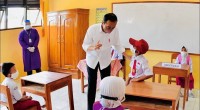 Jokowi tampak berbincang dengan salalh satu siswa peserta vaksinasi anak di SDN 3 Nglinduk Grobogan-1641543948