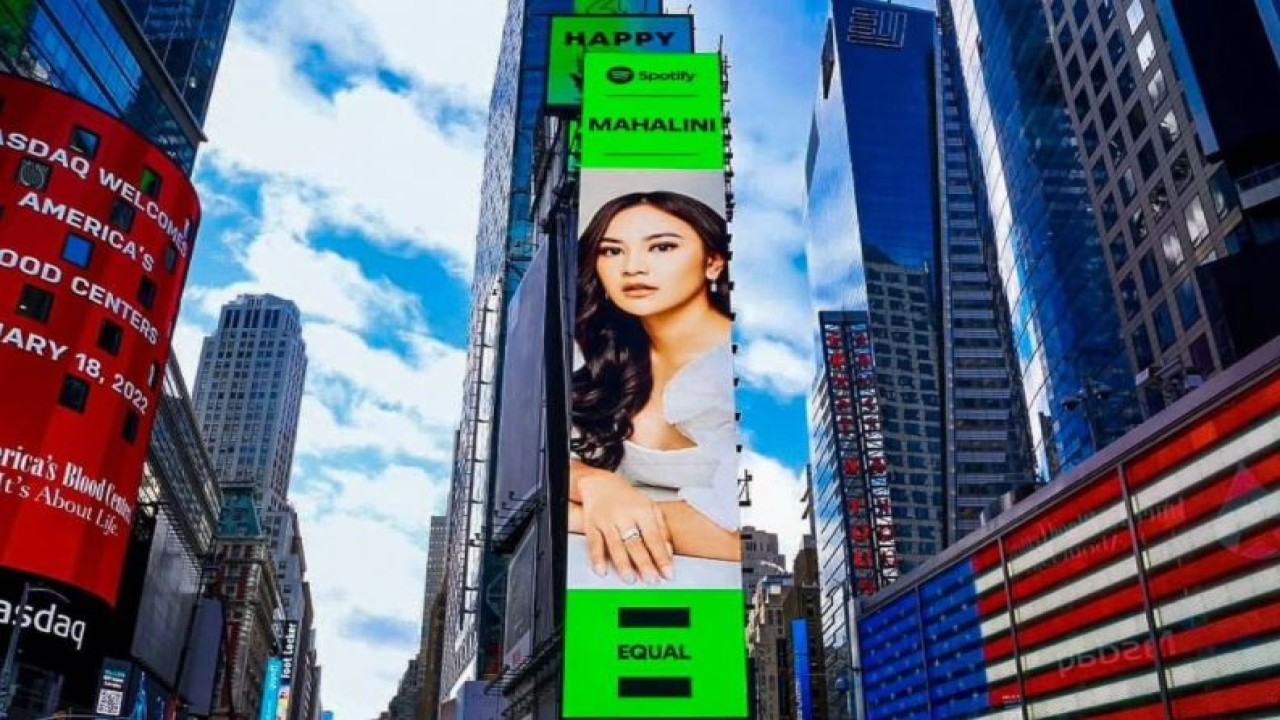 Wajah Mahalini Raharja terpampang di Times Square New York, AS. (Instagram @mahaliniraharja)