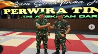 Mayjen TNI Richard Tampubolon diabadikan Mayjen TNI Bambang Ismawan usai serah terima jabatan Panglima Komando Daerah Militer (Pangdam) XVI/ Pattimura-1641023710