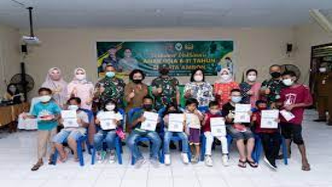 Pangdam XVI Pattimura Mayjen TNI Richard Tampubolon diabadikan bersama para siswa peserta vaksinasi anak usia 6-11 tahun di Kota Ambon. (Foto; Puspen TNI)