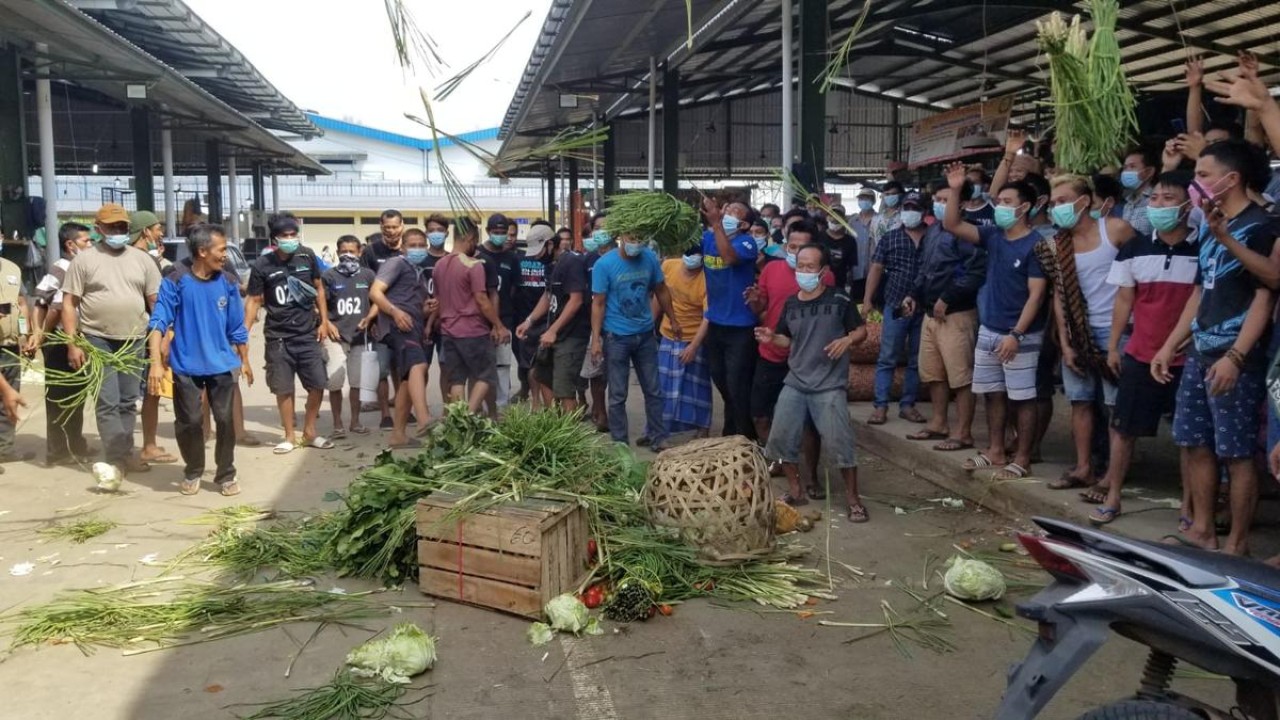 Para pedagang di Pasar Induk Jatiuwung membuang sayuran ke jalan lantaran kesal akibat pembeli sepi/ist