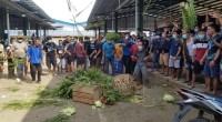 Para pedagang di Pasar Induk Jatiuwung membuang sayuran ke jalan lantaran kesal akibat pembeli sepi-1641286267