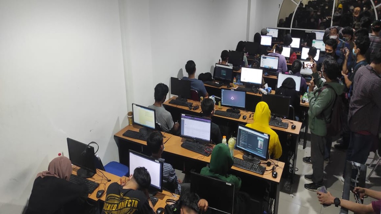 Pegawai kantor pinjol.