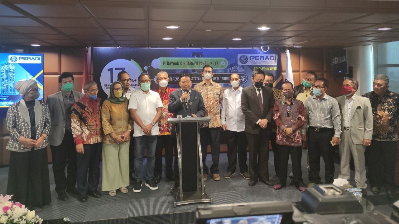 Konferensi pers catatan hukum 2021 oleh Peradi.