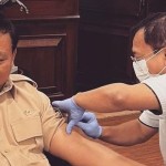 Prabowo Subianto disuntik vaksin booster oleh dr Terawan-1642146907