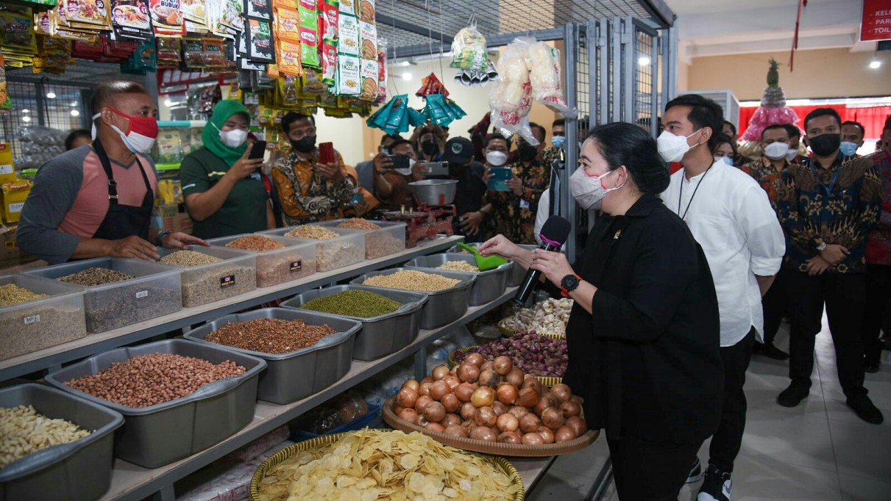 Ketua DPR RI Puan Maharani bersama Wali Kota Solo Gibran Rakabuming Raka saat meninjau Pasar Legi.