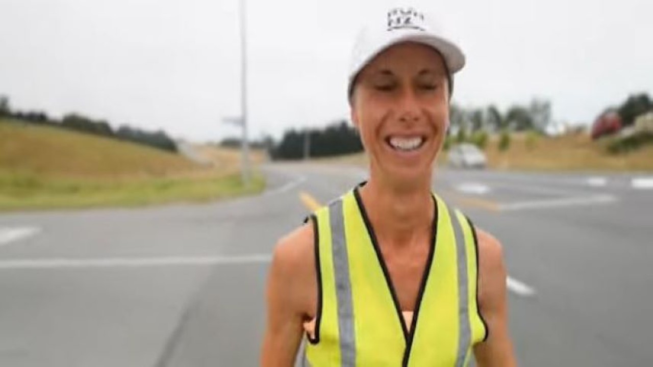 Emma Timmis berlari keliling Selandia Baru untuk pecahkan rekor dunia. (Tangkapan layar via UPI)