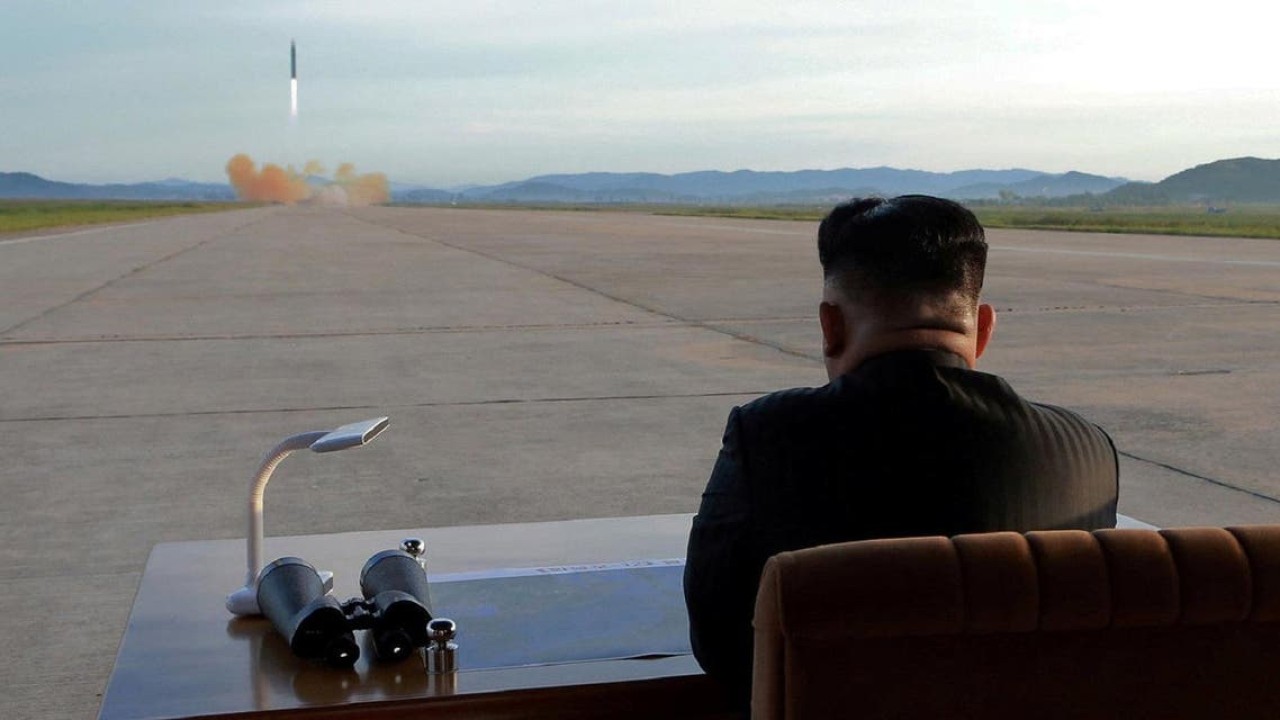 Pemimpin Korut Kim Jong-un menyaksikan peluncuran rudal Hwasong-12 dalam foto tak bertanggal yang dirilis KCNA pada 16 September 2017. (Reuters)