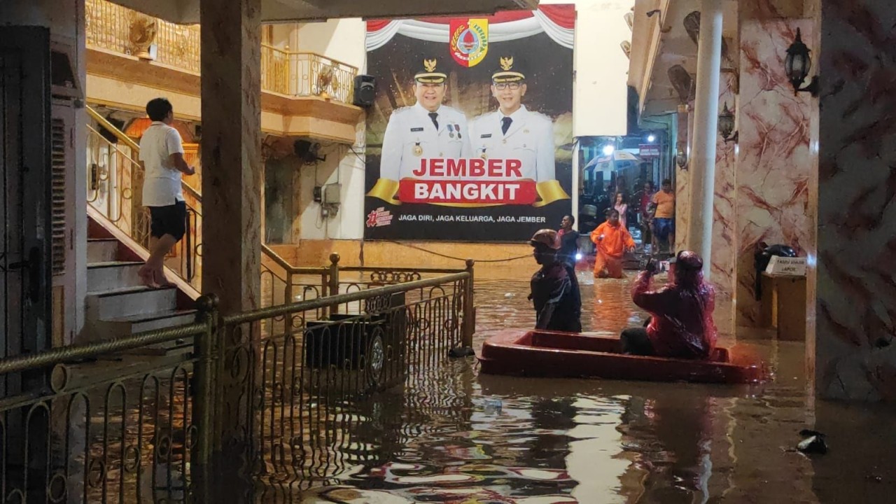 Rumah Bupati Jember Hendy Siswanto dilanda banjir parah/ist