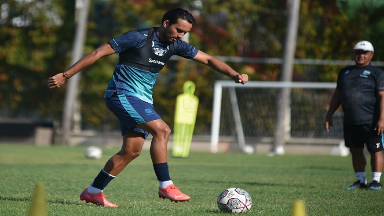 Striker Persib, Ezra Walian