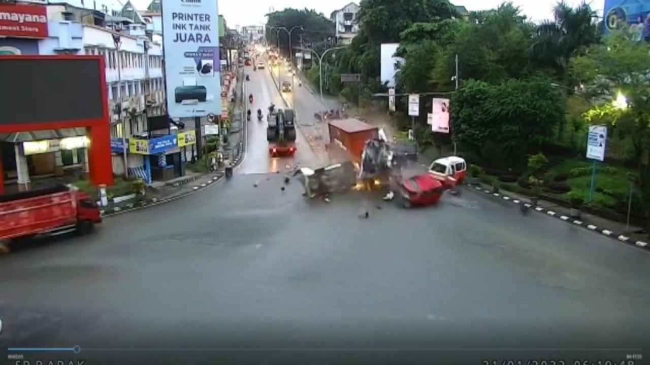 Truk tabrak kendaraan di lampu merah daerah Balikpapan.