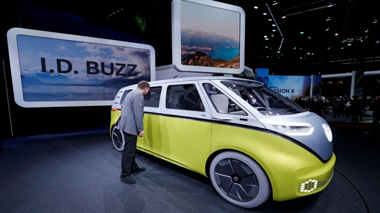 Konsep ID.Buzz Volkswagen terlihat saat International Motor Show ke-88 di Palexpo di Jenewa, Swiss, (6/3/2018). (Denis Balibouse/Reuters)