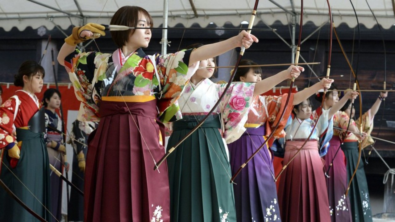 Wanita muda Jepang menembakkan anak panah. (Japan Today)