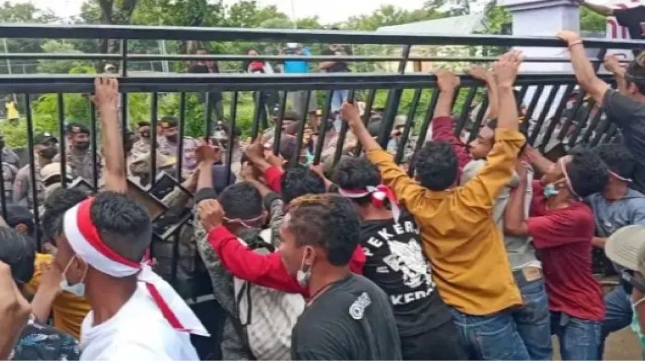 Aksi unjuk rasa menolak pembangunan Geothermal di Kabupaten Manggarai Barat. Foto (istimewa)