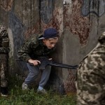 Anak-anak Ukraina dilatih strategi perang untuk menghadapi invasi Rusia-1643770714
