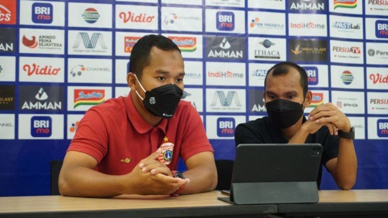 Asisten pelatih Persija, Ferdiansyah bersama Riki Simanjuntak