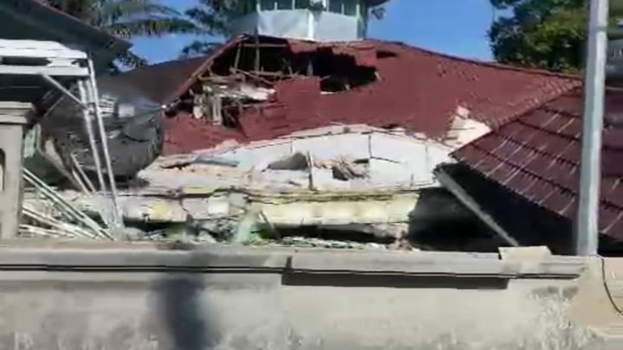 Bangunan dan rumah warga hancur akibat gempa yang melanda Pasaman/ist