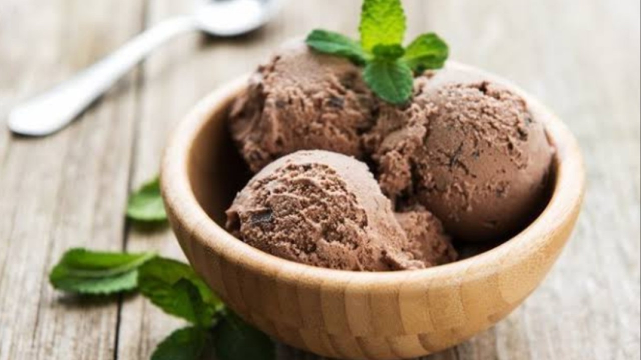 Мороженое мятно-шоколадным кремом и кусочками шоколада