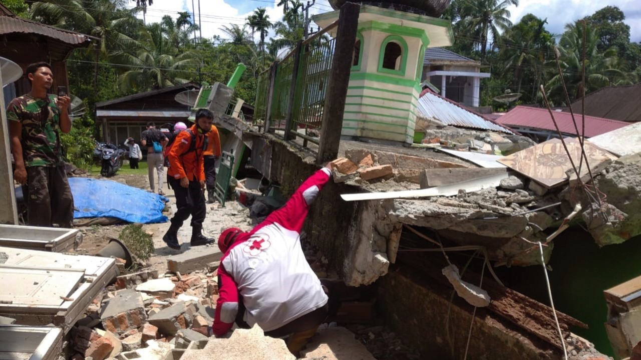 Gempa Pasaman mengakibatkan banyak rumah warga yang hancur dan rusak/ist