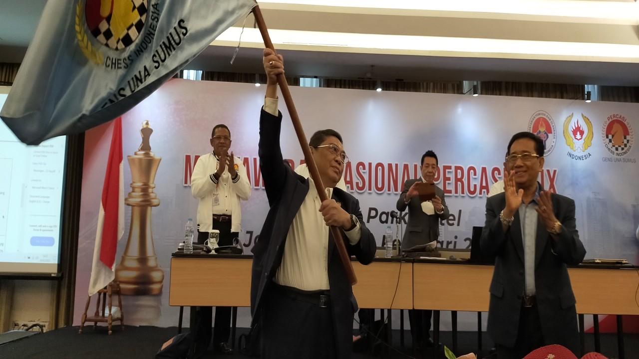 GM Utut Adianto (kiri) mengibarkan pataka PB Percasi usai terpilih kembali sebagai Ketum PB Percasi periode 2022-2026