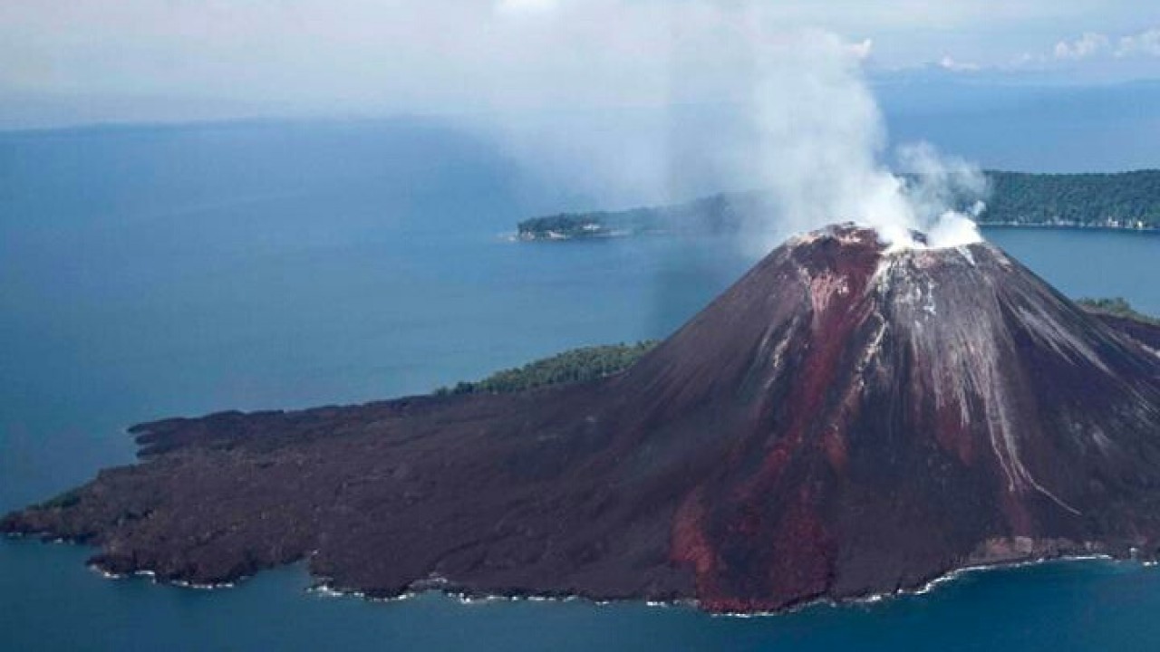 Gunung Anak Krakatau erupsi. (Net)