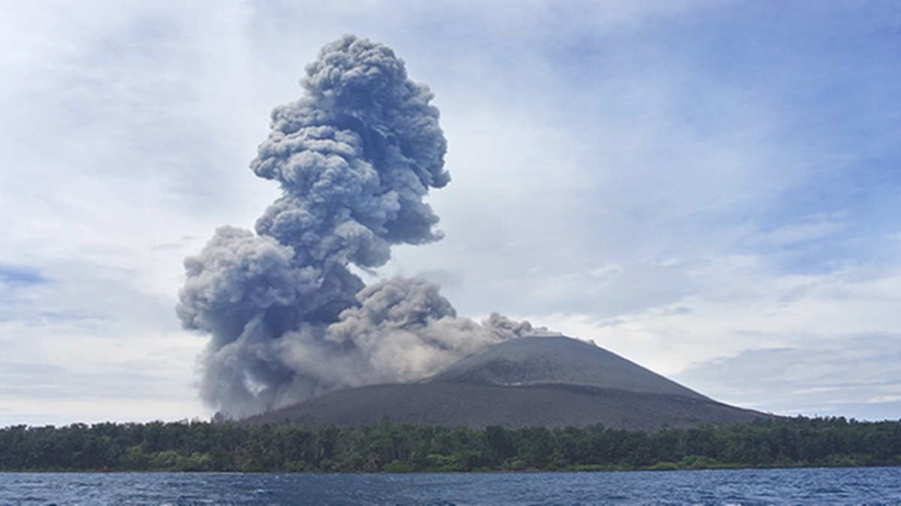 Gunung Krakatau meletus/ist