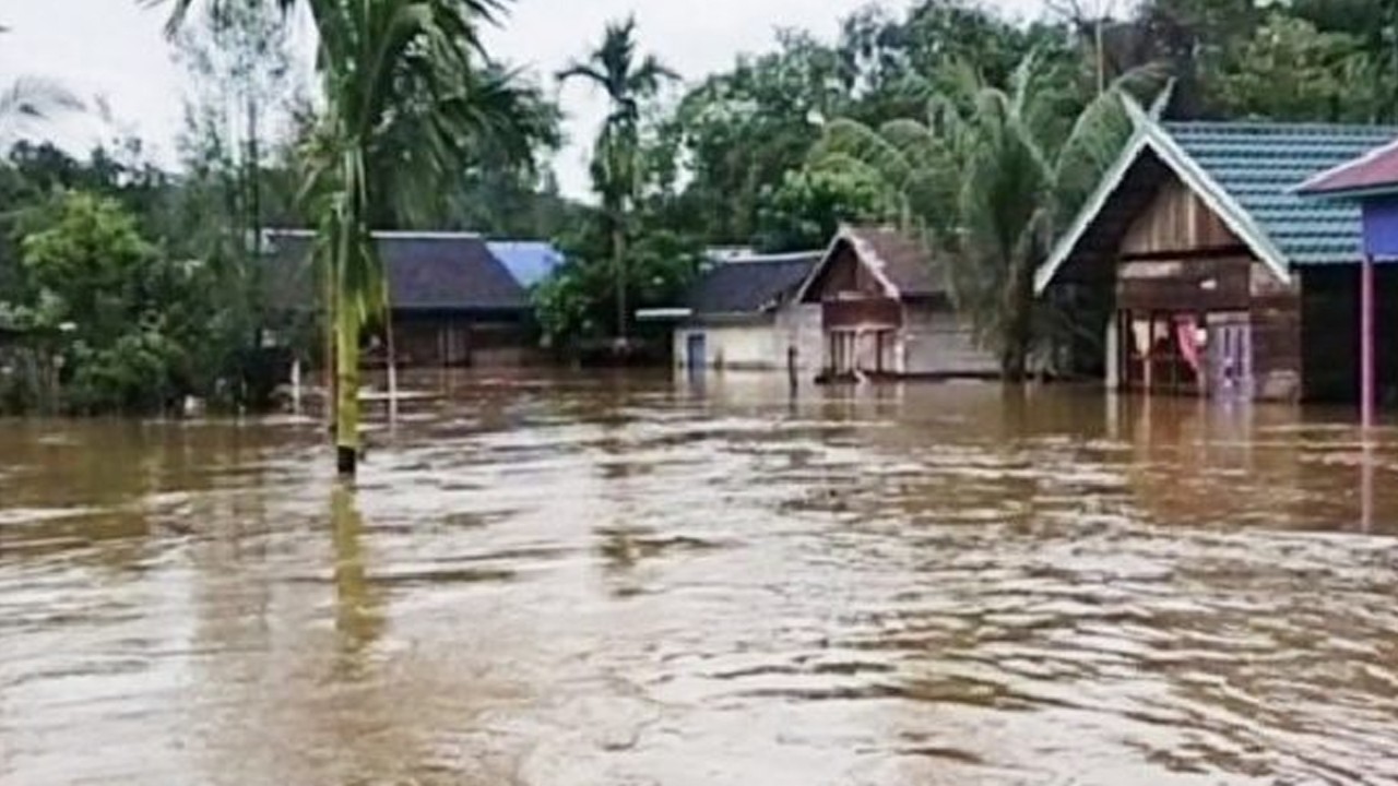 Ilustrasi, rumah terendam banjir. (abpednews.com)