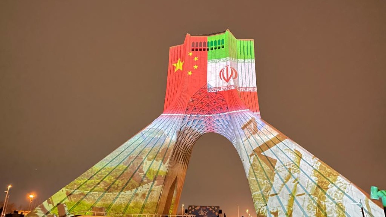 Menara Azadi yang ikonik di Teheran dihias dengan lampu merah guna menyambut Tahun Baru Imlek. (Xinhua)