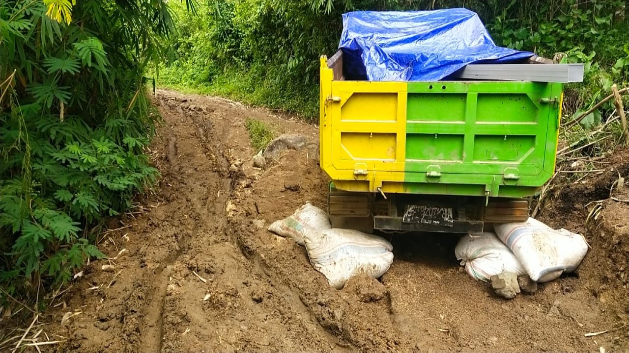 Satu unit mobil dump truck mengalami kerusakan di ruas jalan Gising- Nanga Meje. Akibatnya transportasi menuju beberapa wilayah desa di Kecamatan Elar Selatan lumpuh total. Foto (Istimewa)