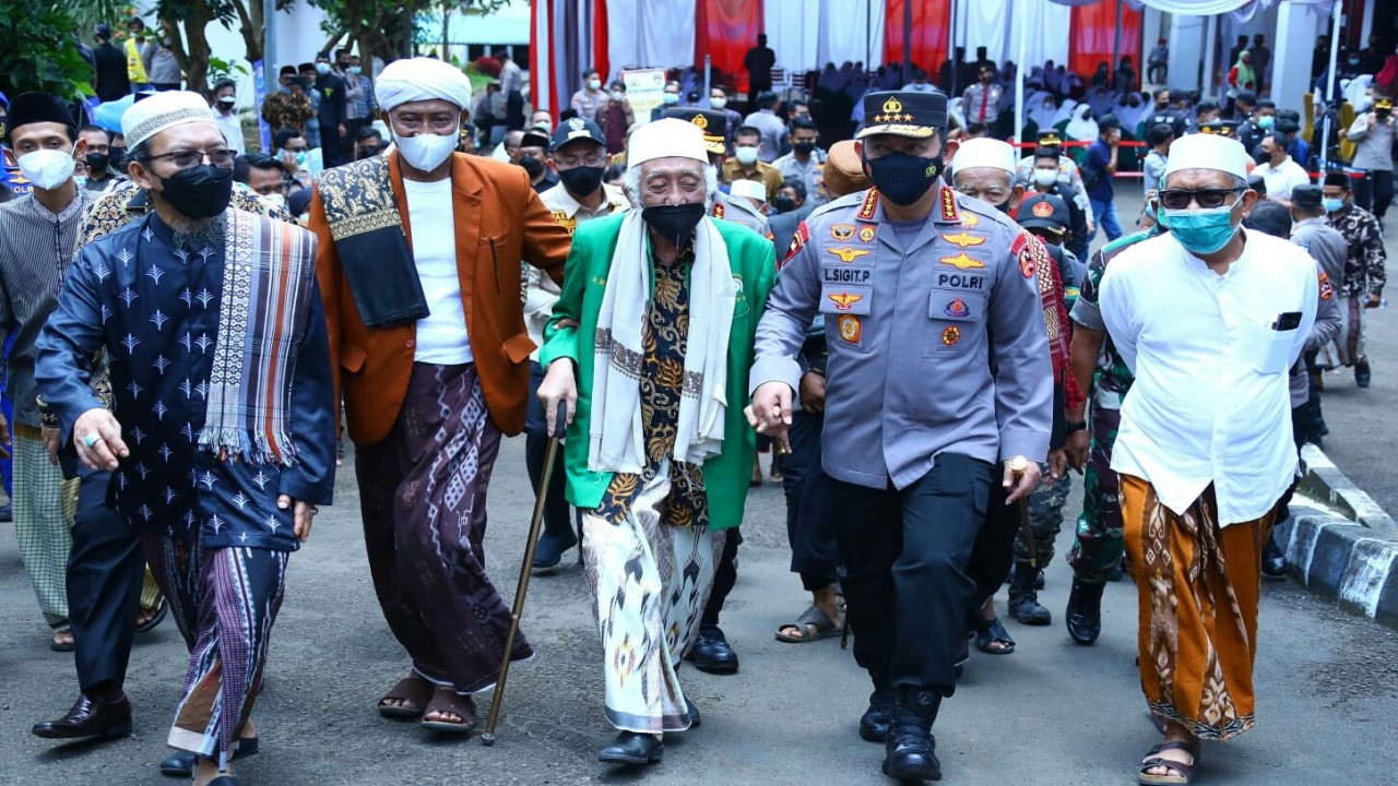 Kapolri Jenderal Listyo Sigit Prabowo bersama ulama Banten.