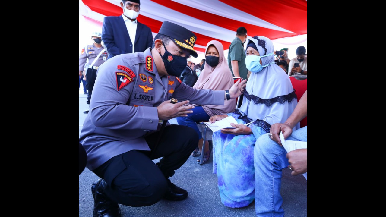 Kapolri Jenderal Listyo Sigit Prabowo meninjau vaksinasi di Riau.