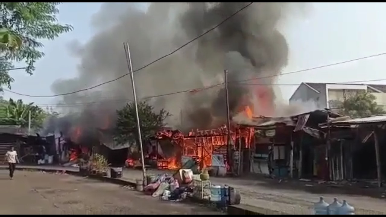 Kebakaran di lapak barang bekas Pondok Cabe, Pamulang, Tangerang Selatan. (Ist)