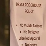 Larangan masuk bagi pengunjung dengan tato terlihat dan pakai barang branded dipasang di pintu masuk restoran-1645277368