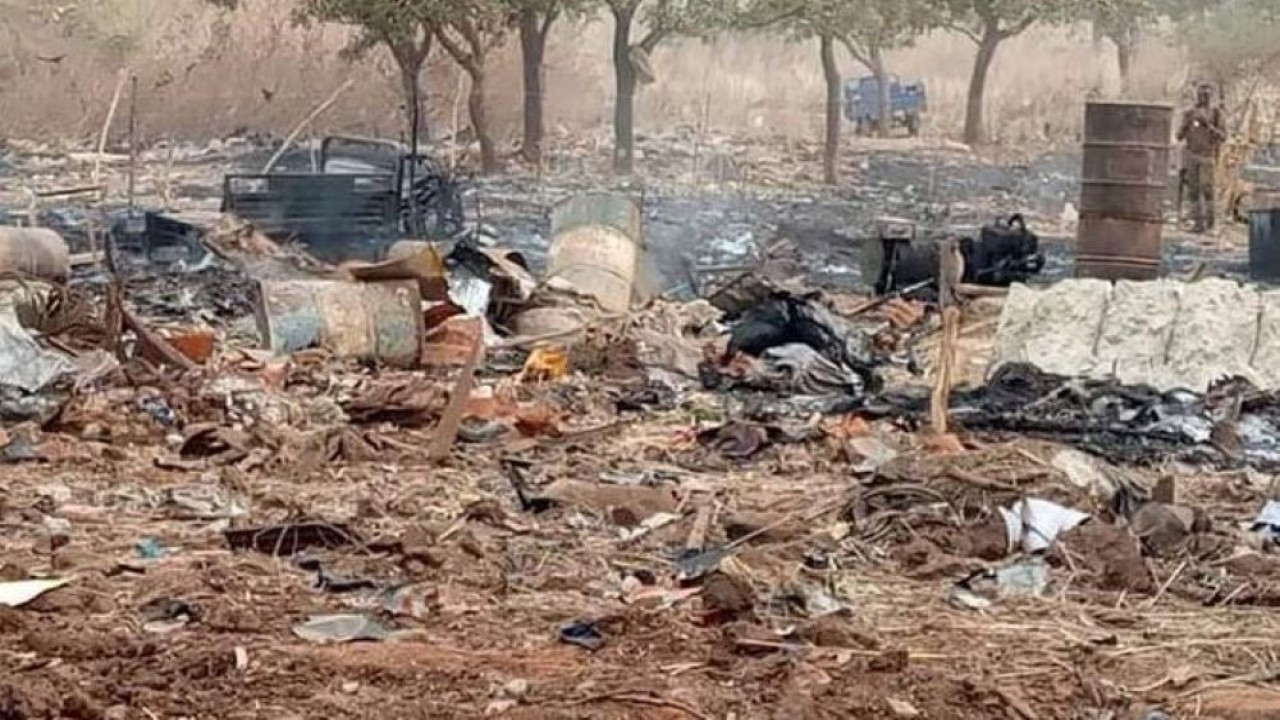 Ledakan dahsyat yang menghancurkan lokasi penambangan emas di Burkina Faso. (Twitter @fatou_fayama)