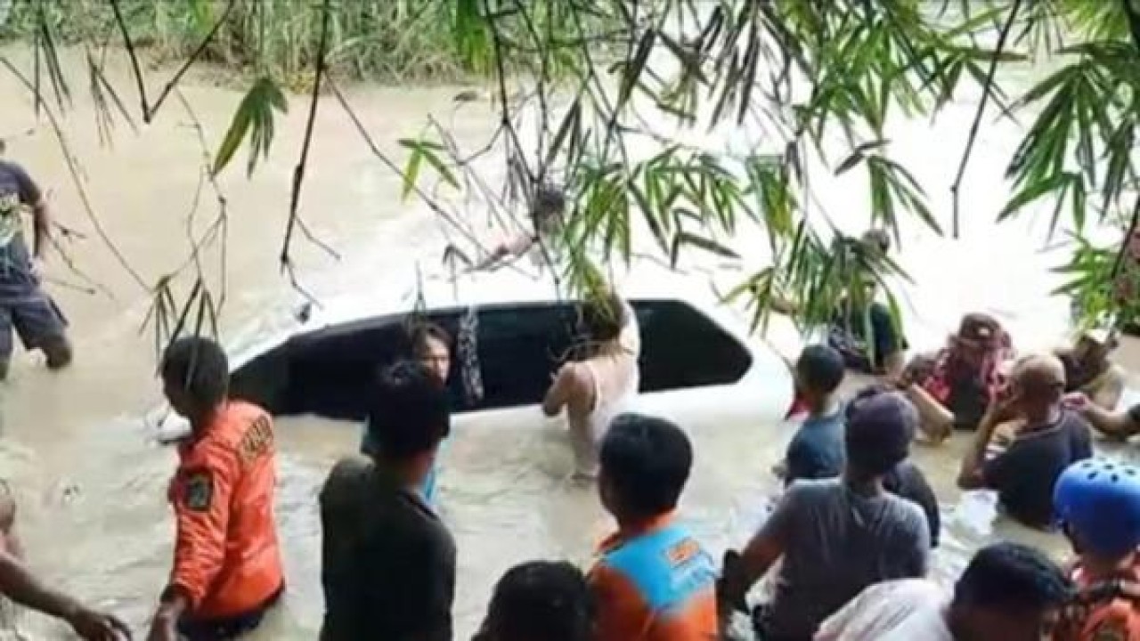 Mobil terseret arus sungai di Sumut/ist